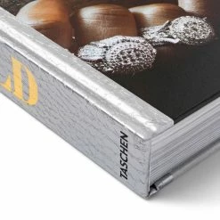 TASCHEN PUBLISHING ICE COLD: A HIP-HOP JEWELRY HISTORY